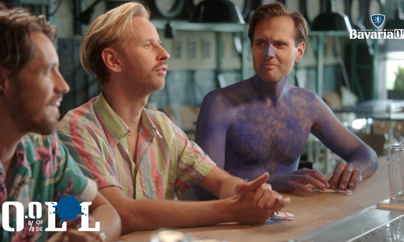 Drie mannen aan de bar voor Bavara '0.0% of de lul campagne'